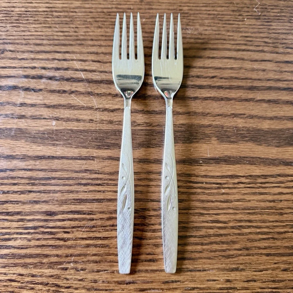 Set of 2 Oneida Heirloom WILL O' WISP 7 5/8
